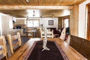 ボンヌヴァル・シュル・アルクにあるBel appartement dans chalet traditionnel à Bonneval sur Arc 84924のダイニングルーム、キッチン(テーブル、椅子付)