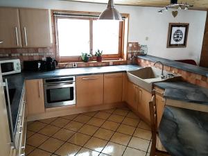 Bel appartement dans chalet traditionnel à Bonneval sur Arc 84924にあるキッチンまたは簡易キッチン