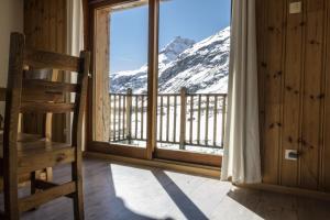 ボンヌヴァル・シュル・アルクにあるBel appartement dans chalet traditionnel à Bonneval sur Arc 84924の雪に覆われた山の景色を望む窓付きの客室です。