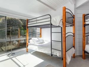 1 dormitorio con 2 literas y balcón en Coorumbene 8 Scenic Way, en Normanville