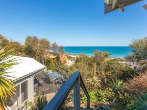 una vista de la playa desde el balcón de una casa en Coorumbene 8 Scenic Way, en Normanville