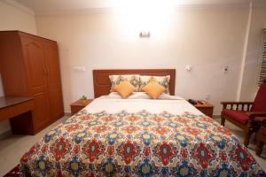 Cama ou camas em um quarto em Hotel TamilNadu, Madurai II