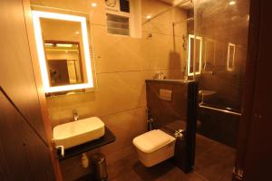Koupelna v ubytování MC Suites Mysuru + 16 fotografií