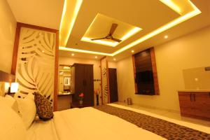 MC Suites Mysuru客房内的一张或多张床位