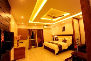 1 dormitorio con cama y techo en MC Suites Mysuru, en Mysore