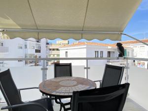 ptak siedzący na stole na balkonie w obiekcie Apartamento La Torna Casasol w mieście Nerja