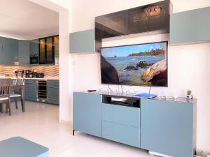 kuchnia z dużym telewizorem na ścianie w obiekcie Apartamento La Torna Casasol w mieście Nerja