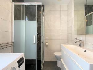 łazienka z prysznicem, umywalką i toaletą w obiekcie Apartamento La Torna Casasol w mieście Nerja +25 zdjęć