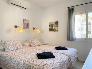 sypialnia z łóżkiem i dwoma ręcznikami na nim w obiekcie Apartamento La Torna Casasol w mieście Nerja