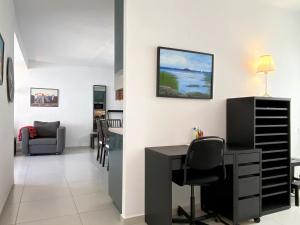 biuro z biurkiem i krzesłem w obiekcie Apartamento La Torna Casasol w mieście Nerja