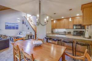 cocina y comedor con mesa de madera en Trail Creek 70 en Killington