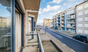 einen Balkon eines Gebäudes mit Straßenblick in der Unterkunft Calidris 101 incl garage in Koksijde