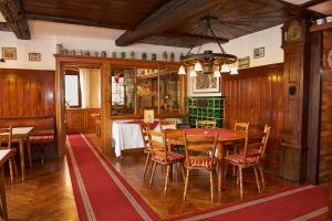 ein Esszimmer mit Tisch und Stühlen in der Unterkunft Hotel Walfisch in Haßfurt