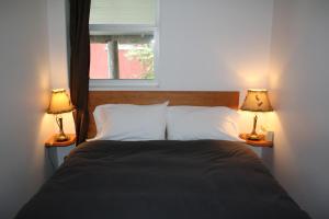 Rúm í herbergi á Orca Lodge