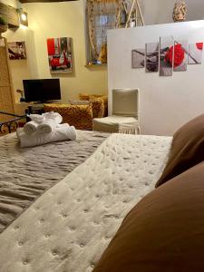 ein Schlafzimmer mit einem großen Bett mit Handtüchern darauf in der Unterkunft La Tana del Grillo in Pitigliano