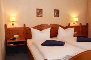 Un pat sau paturi într-o cameră la Hotel Walfisch