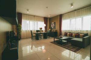 Un lugar para sentarse en Two Continents Holiday Homes - Marina View 2 bedroom apartment -Free Airport Pick-up