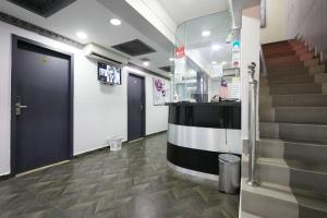 - un hall avec un escalier, une porte et un escalier dans l'établissement Fast Hotel Idaman, à Kuala Lumpur
