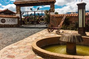 una fuente en un parque con un banco y una puerta en Hotel & Spa - Caney campestre Villa de Leiva by MH, en Villa de Leyva
