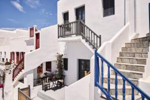 un groupe de bâtiments blancs avec escaliers dans l'établissement Maison Central, à Mykonos