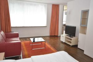 Μια τηλεόραση ή/και κέντρο ψυχαγωγίας στο Stylish Studio near lake and Opera - Flower 22