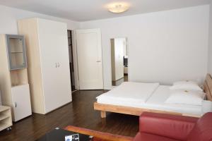 Ένα ή περισσότερα κρεβάτια σε δωμάτιο στο Stylish Studio near lake and Opera - Flower 22