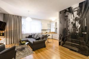 Posedenie v ubytovaní CENTRUM Apartment OLD TOWN Warsaw STARE MIASTO Historyczna kamienica umiejscowiona w zabytkowej części Warszawy Obok parku multimedialnego i barbakanu PARKING 24h Śniadanie opcjonaln Breakfast optional Check in from 14 pm PARTER ground floor