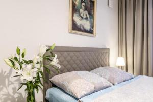 Posteľ alebo postele v izbe v ubytovaní CENTRUM Apartment OLD TOWN Warsaw STARE MIASTO Historyczna kamienica umiejscowiona w zabytkowej części Warszawy Obok parku multimedialnego i barbakanu PARKING 24h Śniadanie opcjonaln Breakfast optional Check in from 14 pm PARTER ground floor