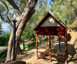 eine kleine Holzkonstruktion neben einem Baum in der Unterkunft Hostel Santa Fortunata in Sorrent