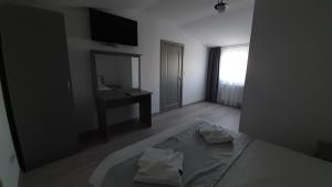 SimilaDNK Residence的客房设有床、水槽和镜子