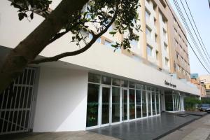 利马圣奥古斯丁独家酒店的一座有着大玻璃门的白色大楼