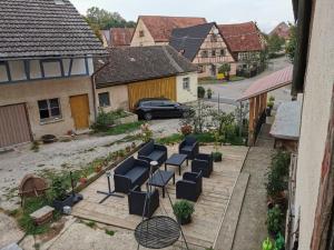 - une vue aérienne sur une terrasse avec des chaises et une voiture dans l'établissement Unser Keltenhof, à Niederstetten