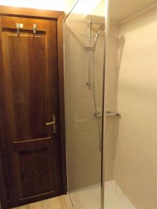 y baño con ducha y puerta de cristal. en Casa Catullo, en Garda
