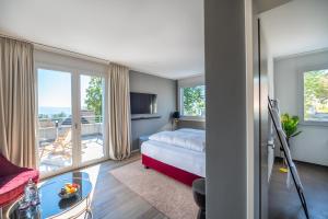 ein Hotelzimmer mit einem Bett und einem Balkon in der Unterkunft Monardo Hasenberg in Widen