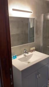 صورة لـ Cosy and sunny apartment in Nevet Tsedek with pool في تل أبيب