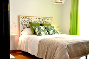 1 dormitorio con 1 cama con cortinas verdes en Monachil Apartamento La Vereda recién estrenado, en Monachil