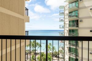 - un balcon offrant une vue sur l'océan dans l'établissement Waikiki Beach Tower 1104 condo, à Honolulu