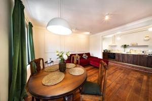 una sala de estar con una mesa y un sofá en Old Town Prosta Toruń, en Toruń