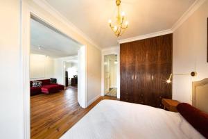 Un dormitorio con una cama con cabecero de madera. en Old Town Prosta Toruń, en Toruń