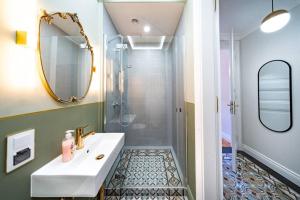Un baño con ducha, lavabo y espejo. en Old Town Prosta Toruń, en Toruń