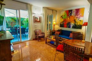 Posezení v ubytování Beach Apartment Garden Vinyet by Hello Homes Sitges
