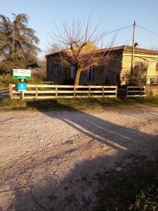 uma cerca em frente a uma casa ao lado de uma estrada em La Mare Chambres d'Hôtes Chaix accueil em Étoile-sur-Rhône