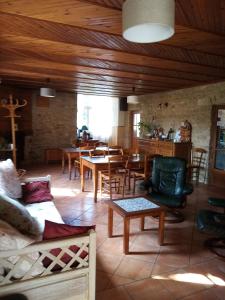 - un salon avec des plafonds en bois, des tables et des chaises dans l'établissement La Mare Chambres d'Hôtes Chaix accueil, à Étoile-sur-Rhône