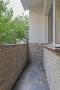 balcone con parete in mattoni e finestra di Bright Apartment in the Heart of the City by Flat Mаnager a Sofia
