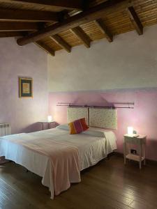 Katil atau katil-katil dalam bilik di Casa intera tra le colline e le vigne del Dolcetto
