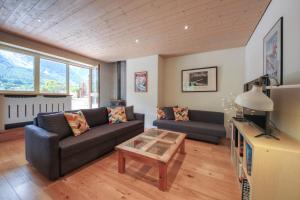 sala de estar con sofá y mesa en Gaillands North, en Chamonix-Mont-Blanc