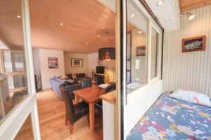 una sala de estar con un sofá y una mesa en Gaillands North, en Chamonix-Mont-Blanc