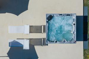 una vista aérea de una bañera en un edificio en Villa Sabrina 12 en Cagli