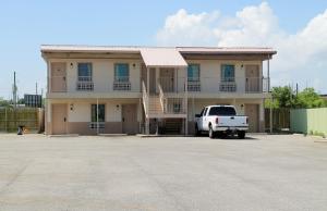 um camião branco estacionado em frente a uma casa em Best Way Inn and Suites - New Orleans em Nova Orleães