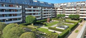 een appartementencomplex met een park ervoor bij ApartmentInCopenhagen Apartment 625 in Kopenhagen
